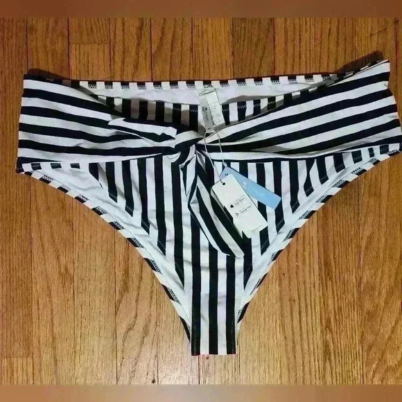 NWT Cupshe bikini bottom stripe white and black 4X - Picture 1 of 3